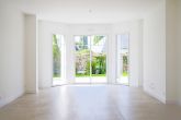 grand bow-window avec 2m80 de hauteur sous plafond. pièce a vivre lumineuse