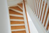 escalier en chêne, contremarche, porteaux en bois peint blanc
