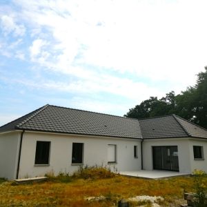 Maison traditionnelle toit tuiles noires réalisée par Maisons Bouvier à Blain en Loire-Atlantique (44)