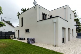 Réalisation Maisons Bouvier : facade arrière et terrain, jardin, terrasse