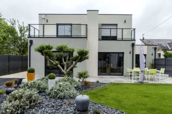 Maisons Bouvier construction de la villa, vue du jardin avec plantes, et déco exterieure