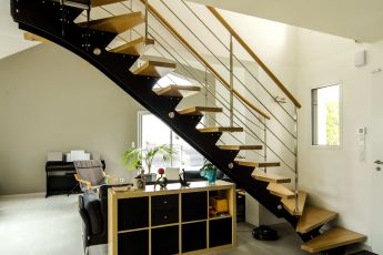 Maisons Bouvier : escalier en bois et acier laqué