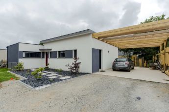 Maisons Bouvier : façade avant, garage ouvert, extérieur, terrain, 