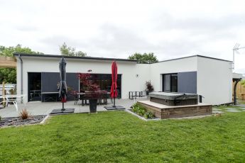 Maisons Bouvier : façade arrière, terrain, jardin, 