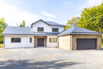 Réalisation Maisons Bouvier : facade avant. Porte d'entrée, entrée, garage, terrain