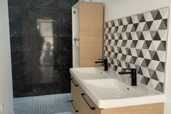 belle et grande salle de bain contemporaine