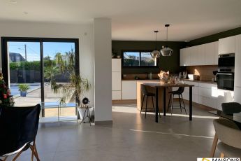 Très belle réalisation d'une maison contemporaine avec piscine à st-nazaire par maisons bouvier 