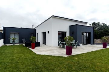 Maisons Bouvier : façade arrière, terrain et jardin, terrasse, toit plat