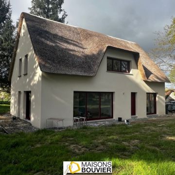 Grande maison toit de chaume réalisée à St-Lyphard en Loire-Atlantique par Maisons Bouvier