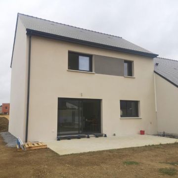 Maison couverture ardoise à étage avec enduit bi-colore à Mésanger en Loire-Atlantique (44)