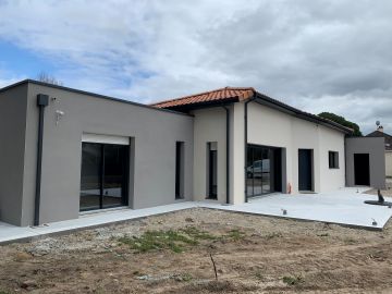 Maison traditionnelle couverture tuiles, enduit bi-colore chez maisons bouvier, constructeur de maisons individuelles en Loire-Atlantique (44)