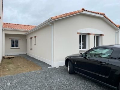 maison en tuile avec débord de toit briquette et embrasures 