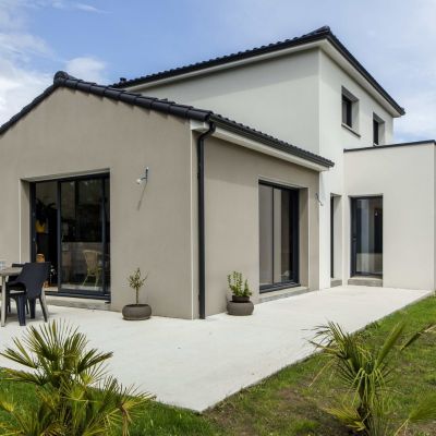 Maison contemporaine toit ardoise avec jardin et terrasse aménagés