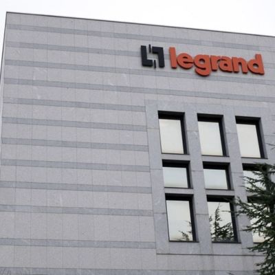 legrand partenaire de maisons bouvier et spécialiste mondial de l'électrique et du numérique dans le bâtiment