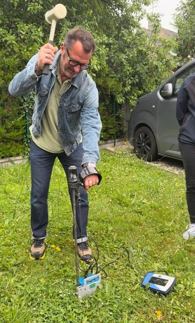 Cette mesure nous permet de vérifier la qualité du terrain et d’adapter les fondations de manière précise avant le début du chantier