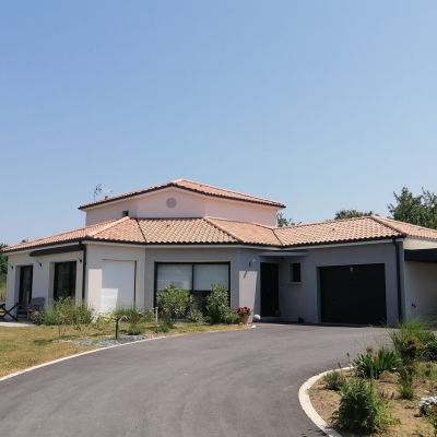 Tuiles en terre cuite Terreal pour maisons en sud loire