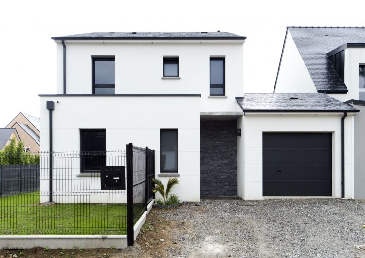 Maisons Bouvier : façade avant, porte d'entrée, toit ardoise, toit plat et terrain