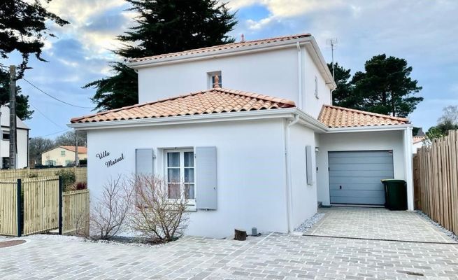 Maison en tuiles rouges située en Loire-Atlantique réalisée par Maisons Bouvier façade nord